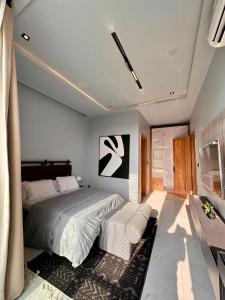 Un dormitorio con una cama grande y un sofá. en emerald, en Lagos