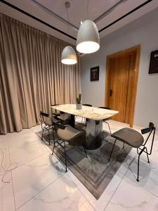 Un comedor con mesa y sillas en emerald, en Lagos