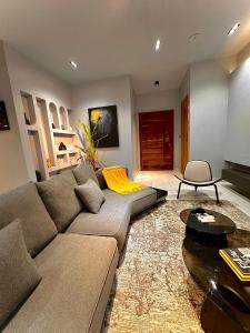 una sala de estar con un sofá y una mesa en emerald, en Lagos