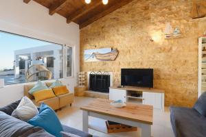 Televízia a/alebo spoločenská miestnosť v ubytovaní Cathrin Beachfront Villa