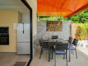 Кухня или мини-кухня в Villa Chatchana 3Br Panoramic Seaview Pool
