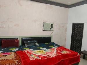 Ένα ή περισσότερα κρεβάτια σε δωμάτιο στο Abhay Paying Guest House