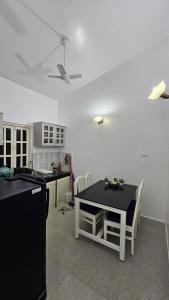Foto dalla galleria di Stylish Poolside 2BHK Near Candolim to Eat, Chill, Party Nearby a Candolim