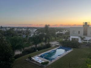 a view of a swimming pool in a yard at Suites de Portal in Paraná