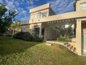 una casa con césped delante en Suites de Portal, en Paraná