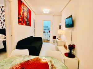 ein Wohnzimmer mit Sofa und Tisch in der Unterkunft En PLENO CENTRO - Especial para GRUPOS o FAMILIAS - GRAN VÍA - CALLAO - SOL - PLAZA ESPAÑA in Madrid + 37 Fotos