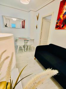 ein Wohnzimmer mit einem Bett und einem Tisch in der Unterkunft En PLENO CENTRO - Especial para GRUPOS o FAMILIAS - GRAN VÍA - CALLAO - SOL - PLAZA ESPAÑA in Madrid