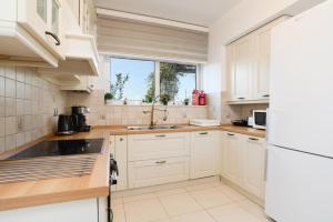 Kuchyňa alebo kuchynka v ubytovaní Cathrin Beachfront Villa