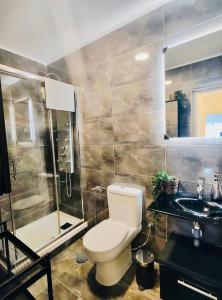 ein Badezimmer mit Toilette, Dusche und Waschbecken in der Unterkunft En PLENO CENTRO - Especial para GRUPOS o FAMILIAS - GRAN VÍA - CALLAO - SOL - PLAZA ESPAÑA in Madrid