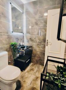 ein Badezimmer mit Toilette und Waschbecken in der Unterkunft En PLENO CENTRO - Especial para GRUPOS o FAMILIAS - GRAN VÍA - CALLAO - SOL - PLAZA ESPAÑA in Madrid