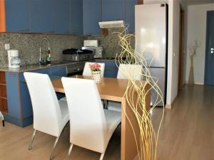 Kuchyň nebo kuchyňský kout v ubytování Precioso apartamento para 6 personas AV-74