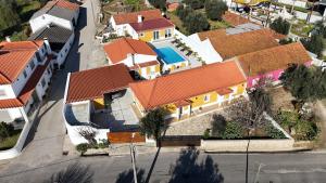 einen Blick über ein Haus mit orangefarbenen Dächern in der Unterkunft Casal da FontAgrão in Rio Maior