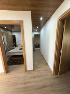 einen Flur mit einem Schlafzimmer und einem Bett in einem Zimmer in der Unterkunft Casal da FontAgrão in Rio Maior