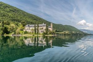 dom na wyspie w środku jeziora w obiekcie B&B HOTEL Aix-les-Bains w mieście Grésy-sur-Aix