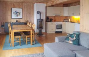 Η κουζίνα ή μικρή κουζίνα στο 3 Bedroom Awesome Home In Åseral