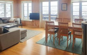 Μια τηλεόραση ή/και κέντρο ψυχαγωγίας στο 3 Bedroom Awesome Home In Åseral