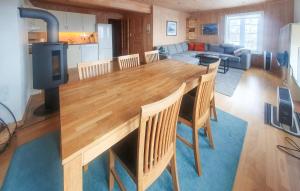 Χώρος καθιστικού στο 3 Bedroom Awesome Home In Åseral