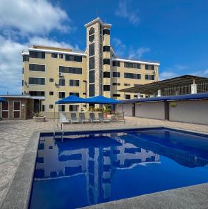 Bazén v ubytování Hotel Bucaneiro nebo v jeho okolí