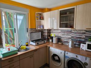 A kitchen or kitchenette at Albergue Por Fin