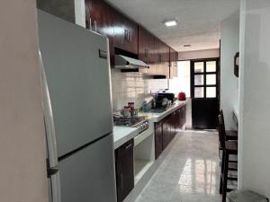 Kuchyň nebo kuchyňský kout v ubytování Casa Marea a una cuadra del mar