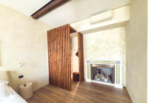 a living room with a fireplace in a bedroom at Pantheon Urbes Collection in Rome