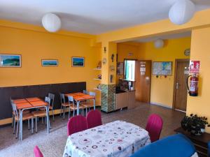 A seating area at Albergue Por Fin