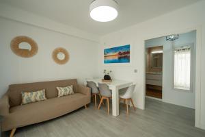 salon z kanapą i stołem w obiekcie Apartamento Grau de Gandía con Vistas w mieście Puerto de Gandía
