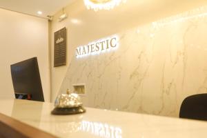 a dressing room with a counter with a marble wall at الفخامه بارك in Şabyā +80 photos