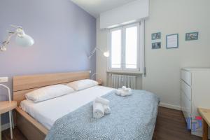 Posteľ alebo postele v izbe v ubytovaní DesenzanoLoft Official Partner MARRIOTT Homes & Villas - Jack's Penthouse