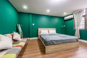 Postel nebo postele na pokoji v ubytování The Sleepyard Sathorn 11