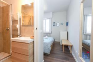 Posteľ alebo postele v izbe v ubytovaní DesenzanoLoft Official Partner MARRIOTT Homes & Villas - Jack's Penthouse