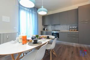 Kuchyňa alebo kuchynka v ubytovaní DesenzanoLoft Official Partner MARRIOTT Homes & Villas - Jack's Penthouse