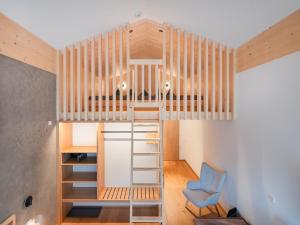 een tiny house met een ladder tot aan het plafond bij Steindls Boutique Favourite in Vipiteno