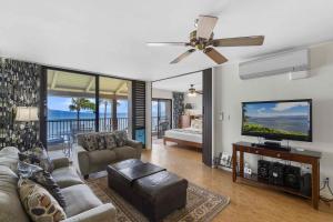 Et tv og/eller underholdning på Lauloa 410 - Top Floor, Direct Ocean Front, Stunning Renovation, Wi-Fi, Split AC