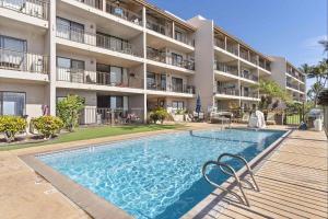 Swimmingpoolen hos eller tæt på Lauloa 410 - Top Floor, Direct Ocean Front, Stunning Renovation, Wi-Fi, Split AC