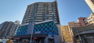 ダーバンにある10 South Apartments 1107の街の真ん中にある高層ビル