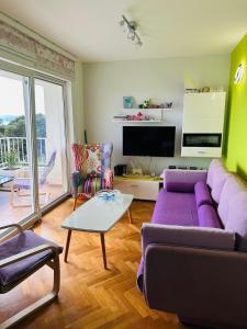 Posezení v ubytování Family Apartment Green with a sea view and a free parking + 9 fotografií