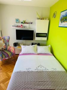 Postel nebo postele na pokoji v ubytování Family Apartment Green with a sea view and a free parking