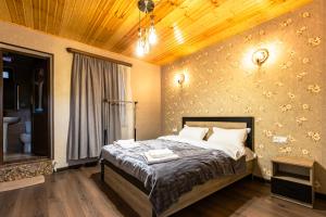 Postel nebo postele na pokoji v ubytování Vardzia Guesthouse Tmogvi