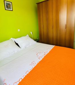 Postel nebo postele na pokoji v ubytování Family Apartment Green with a sea view and a free parking