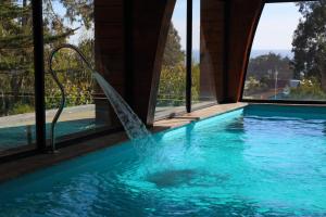 Swimmingpoolen hos eller tæt på Cabañas y Spa Costa Patagonia - Piscina Climatizada + 38 billeder