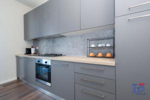 Kuchyňa alebo kuchynka v ubytovaní DesenzanoLoft Official Partner MARRIOTT Homes & Villas - Jack's Penthouse