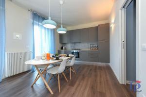 Kuchyňa alebo kuchynka v ubytovaní DesenzanoLoft Official Partner MARRIOTT Homes & Villas - Jack's Penthouse