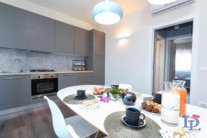 Kuchyňa alebo kuchynka v ubytovaní DesenzanoLoft Official Partner MARRIOTT Homes & Villas - Jack's Penthouse