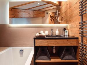 a bathroom with a sink and a bath tub at Superbe chalet 5 chambres avec cheminée et accès privatif à Avoriaz - FR-1-314-161 in Morzine