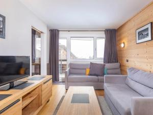 a living room with a couch and a tv at Superbe appart rénové, 4 pers, ski aux pieds, balcon sud, wifi inclus - FR-1-314-189 in Avoriaz