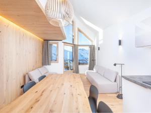 ein Esszimmer mit einem Holztisch in einem Zimmer in der Unterkunft Luxueux triplex 5 pièces avec mezzanine, rénové, balcon et accès direct aux pistes - FR-1-314-241 in Morzine + 10 Fotos