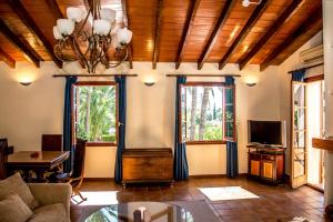 salon z żyrandolem i 2 oknami w obiekcie Hotel Torre San Juan w mieście San Juan de Alicante
