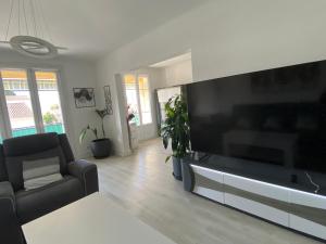 Μια τηλεόραση ή/και κέντρο ψυχαγωγίας στο Grand appartement spacieux +3 φωτογραφίες
