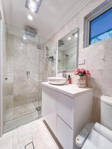 Ένα μπάνιο στο Spacious 4-bedrooms apartment in West Ryde with WiFi, AC